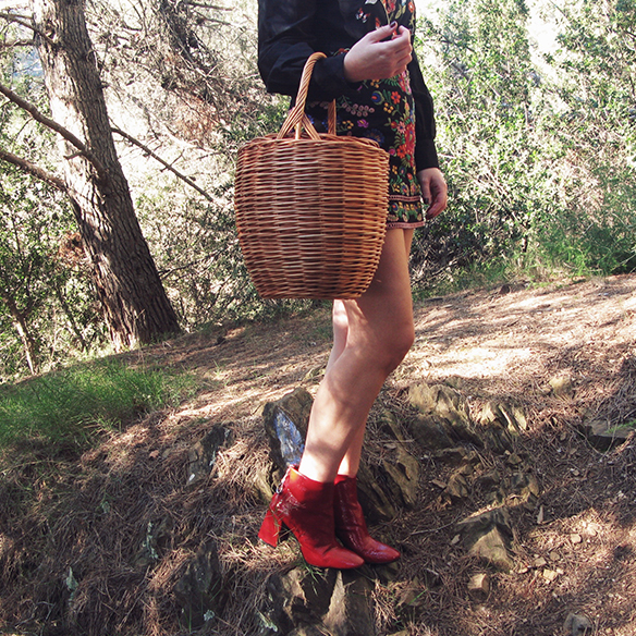 15-colgadas-de-una-percha-carla-kissler-flores-bordadas-embroidered-flowers-chaqueta-pelos-burdeos-burgundy-fur-jacket-cesto-mimbre-wicker-basket-booties-botines-6