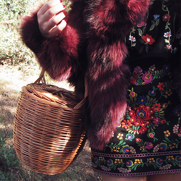 15-colgadas-de-una-percha-carla-kissler-flores-bordadas-embroidered-flowers-chaqueta-pelos-burdeos-burgundy-fur-jacket-cesto-mimbre-wicker-basket-booties-botines-8