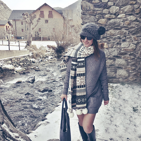 15-colgadas-de-una-percha-carla-kissler-maxi-jersey-gris-grey-maxi-jumper-bufanda-scarf-gorro-cap-botas-boots-felpa-plush-1