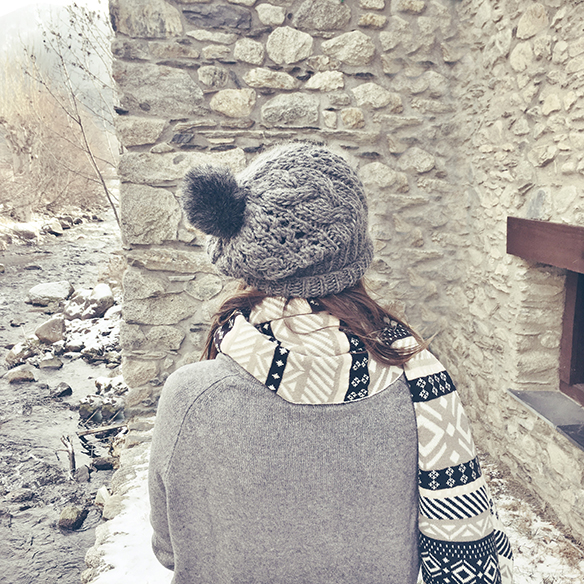 15-colgadas-de-una-percha-carla-kissler-maxi-jersey-gris-grey-maxi-jumper-bufanda-scarf-gorro-cap-botas-boots-felpa-plush-2