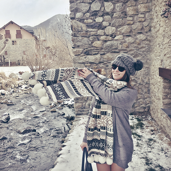 15-colgadas-de-una-percha-carla-kissler-maxi-jersey-gris-grey-maxi-jumper-bufanda-scarf-gorro-cap-botas-boots-felpa-plush-3