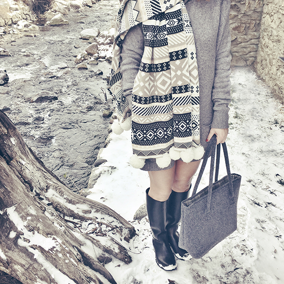 15-colgadas-de-una-percha-carla-kissler-maxi-jersey-gris-grey-maxi-jumper-bufanda-scarf-gorro-cap-botas-boots-felpa-plush-4