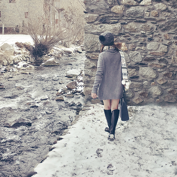 15-colgadas-de-una-percha-carla-kissler-maxi-jersey-gris-grey-maxi-jumper-bufanda-scarf-gorro-cap-botas-boots-felpa-plush-5