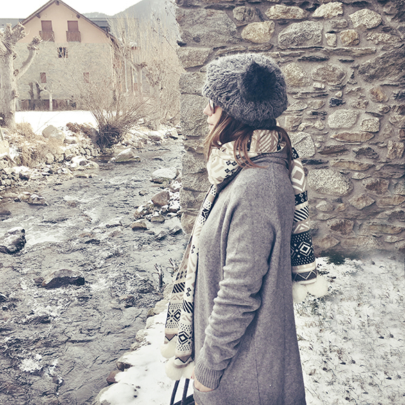 15-colgadas-de-una-percha-carla-kissler-maxi-jersey-gris-grey-maxi-jumper-bufanda-scarf-gorro-cap-botas-boots-felpa-plush-6