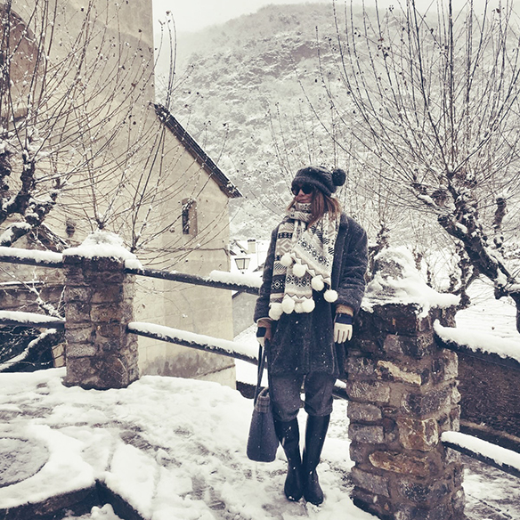 15-colgadas-de-una-percha-carla-kissler-maxi-jersey-gris-grey-maxi-jumper-bufanda-scarf-gorro-cap-botas-boots-felpa-plush-8