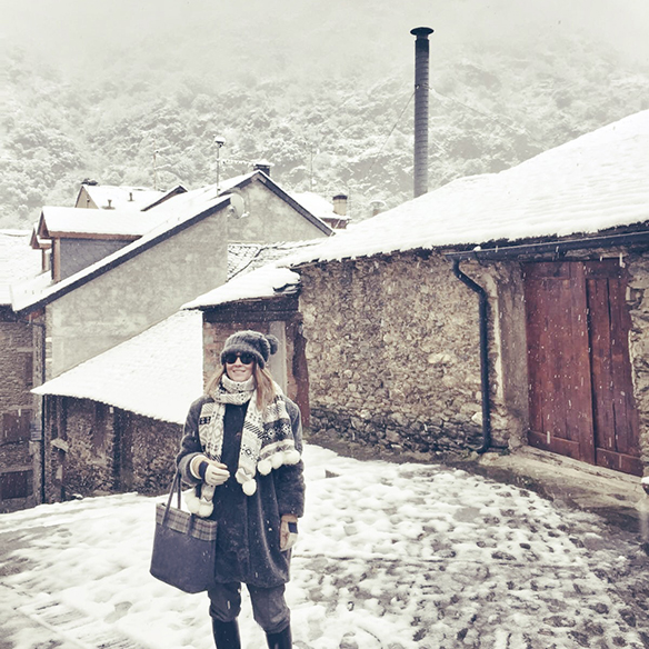 15-colgadas-de-una-percha-carla-kissler-maxi-jersey-gris-grey-maxi-jumper-bufanda-scarf-gorro-cap-botas-boots-felpa-plush-9