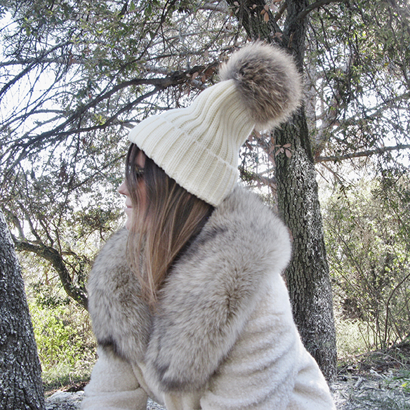 15-colgadas-de-una-percha-carla-kissler-white-teddy-coat-blanco-gorro-cap-estola-pelo-fur-stole-botas-uggs-booties-tretze-sabates-treze-2