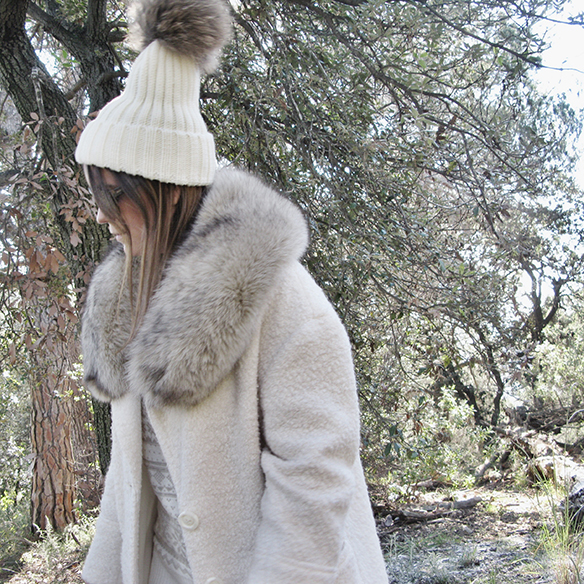 15-colgadas-de-una-percha-carla-kissler-white-teddy-coat-blanco-gorro-cap-estola-pelo-fur-stole-botas-uggs-booties-tretze-sabates-treze-3