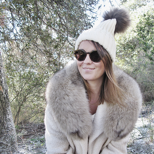 15-colgadas-de-una-percha-carla-kissler-white-teddy-coat-blanco-gorro-cap-estola-pelo-fur-stole-botas-uggs-booties-tretze-sabates-treze-6