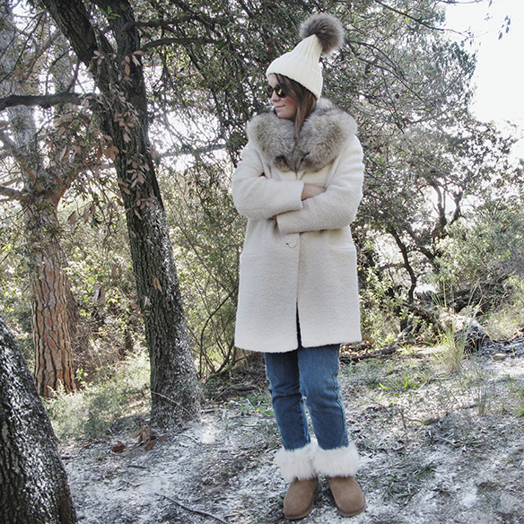 15-colgadas-de-una-percha-carla-kissler-white-teddy-coat-blanco-gorro-cap-estola-pelo-fur-stole-botas-uggs-booties-tretze-sabates-treze-8