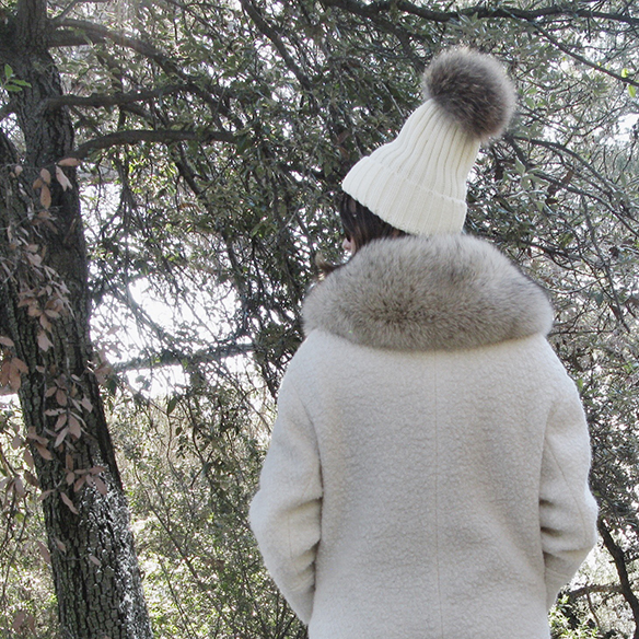 15-colgadas-de-una-percha-carla-kissler-white-teddy-coat-blanco-gorro-cap-estola-pelo-fur-stole-botas-uggs-booties-tretze-sabates-treze-9
