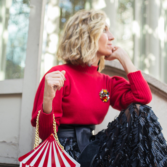 15-colgadas-de-una-percha-maica-jau-fringes-leather-skirt-falda-flecos-cuero-red-rojo-bolso-fantasia-fantasy-handbag-4