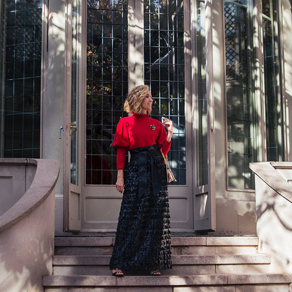 15-colgadas-de-una-percha-maica-jau-fringes-leather-skirt-falda-flecos-cuero-red-rojo-bolso-fantasia-fantasy-handbag-6