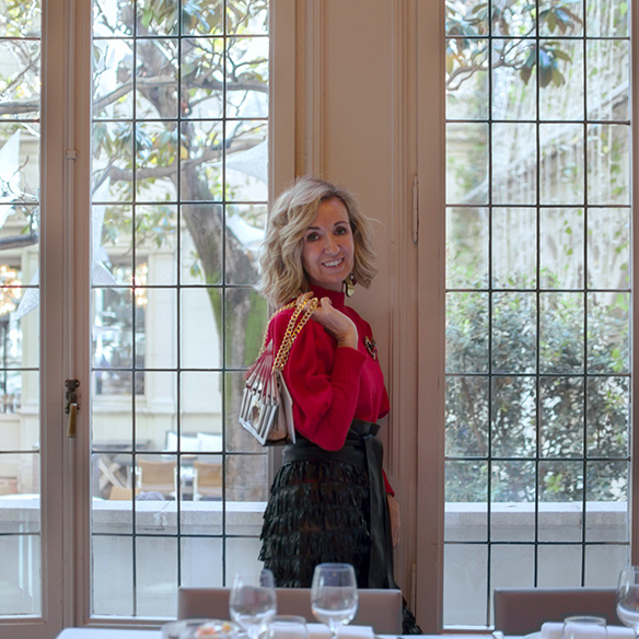 15-colgadas-de-una-percha-maica-jau-fringes-leather-skirt-falda-flecos-cuero-red-rojo-bolso-fantasia-fantasy-handbag-9