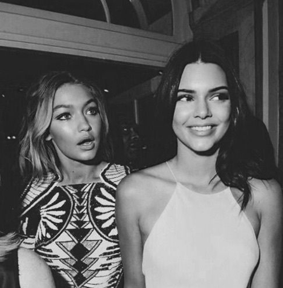 15-colgadas-de-una-percha-the-style-of-zipi-y-zape-kendall-jenner-gigi-hadid-models-estilo-modelos-27