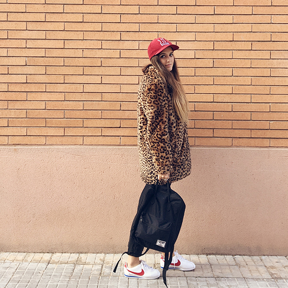 15-colgadas-de-una-percha-anna-duarte-animal-print-leopard-coat-abrigo-leopardo-gorra-pana-corduroy-cap-joggings-bambas-trainers-10