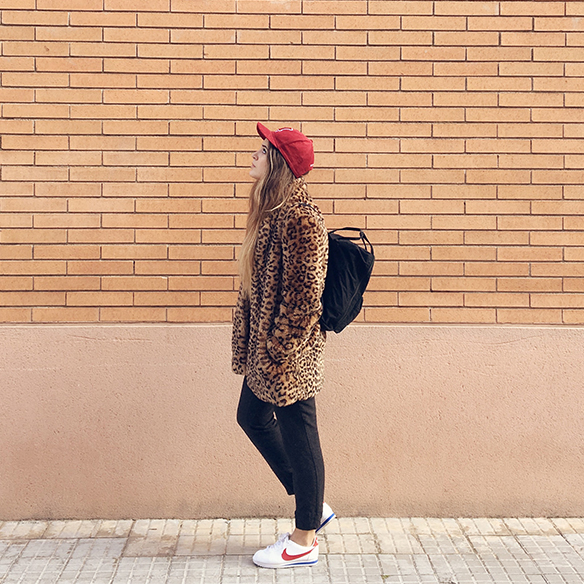 15-colgadas-de-una-percha-anna-duarte-animal-print-leopard-coat-abrigo-leopardo-gorra-pana-corduroy-cap-joggings-bambas-trainers-1