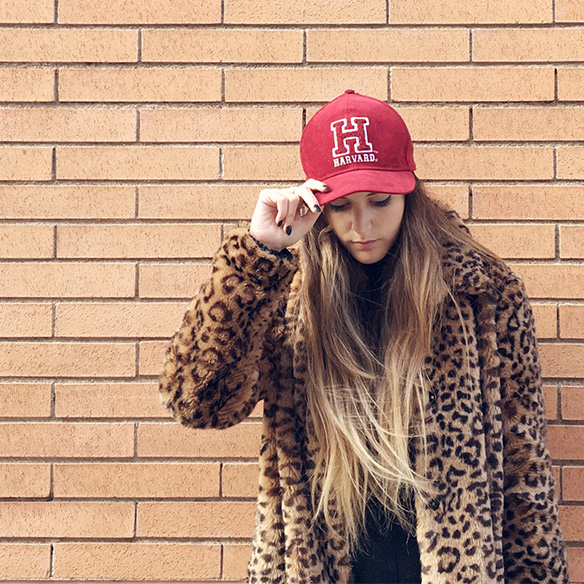 15-colgadas-de-una-percha-anna-duarte-animal-print-leopard-coat-abrigo-leopardo-gorra-pana-corduroy-cap-joggings-bambas-trainers-2