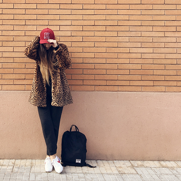 15-colgadas-de-una-percha-anna-duarte-animal-print-leopard-coat-abrigo-leopardo-gorra-pana-corduroy-cap-joggings-bambas-trainers-4