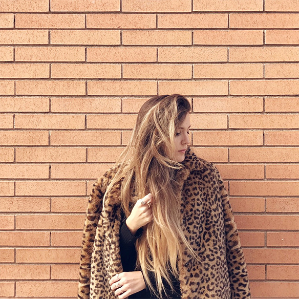 15-colgadas-de-una-percha-anna-duarte-animal-print-leopard-coat-abrigo-leopardo-gorra-pana-corduroy-cap-joggings-bambas-trainers-6