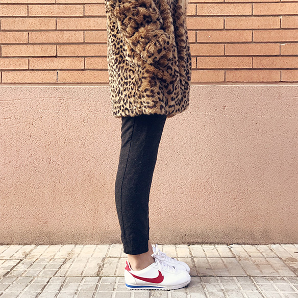15-colgadas-de-una-percha-anna-duarte-animal-print-leopard-coat-abrigo-leopardo-gorra-pana-corduroy-cap-joggings-bambas-trainers-7