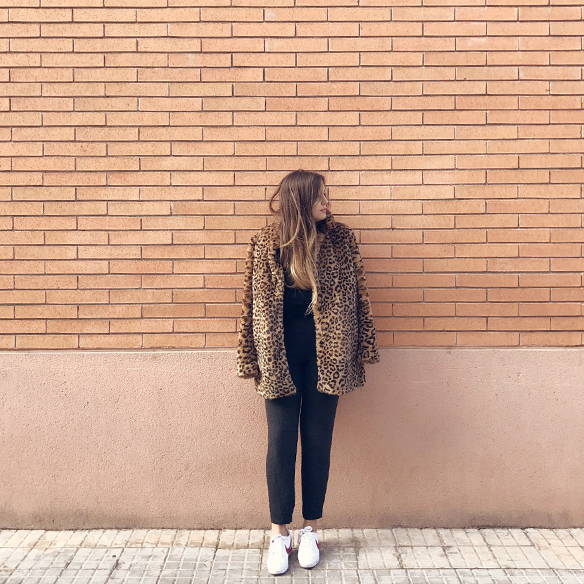 15-colgadas-de-una-percha-anna-duarte-animal-print-leopard-coat-abrigo-leopardo-gorra-pana-corduroy-cap-joggings-bambas-trainers-8