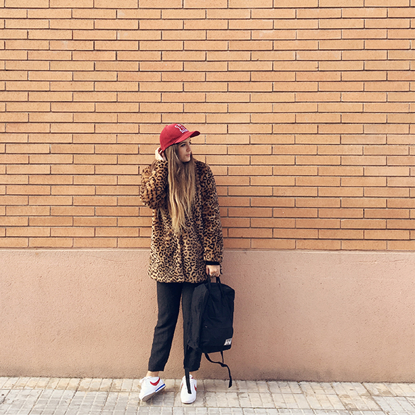 15-colgadas-de-una-percha-anna-duarte-animal-print-leopard-coat-abrigo-leopardo-gorra-pana-corduroy-cap-joggings-bambas-trainers-9