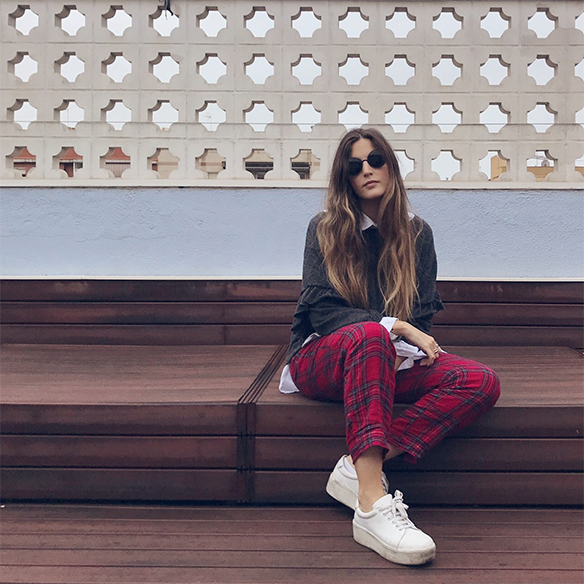 15-colgadas-de-una-percha-anna-duarte-red-plaid-flannel-cropped-trousers-pantalones-plaid-franela-rojos-camisa-shirt-jersey-volantes-frilled-jumper-bambas-trainers-1