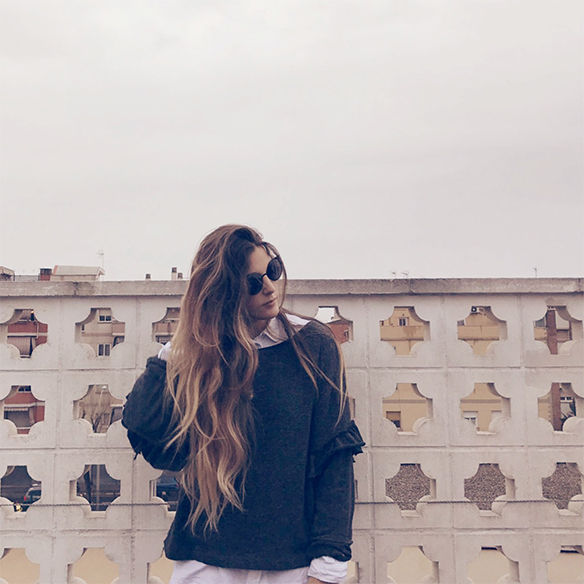 15-colgadas-de-una-percha-anna-duarte-red-plaid-flannel-cropped-trousers-pantalones-plaid-franela-rojos-camisa-shirt-jersey-volantes-frilled-jumper-bambas-trainers-2