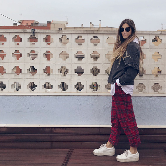 15-colgadas-de-una-percha-anna-duarte-red-plaid-flannel-cropped-trousers-pantalones-plaid-franela-rojos-camisa-shirt-jersey-volantes-frilled-jumper-bambas-trainers-4