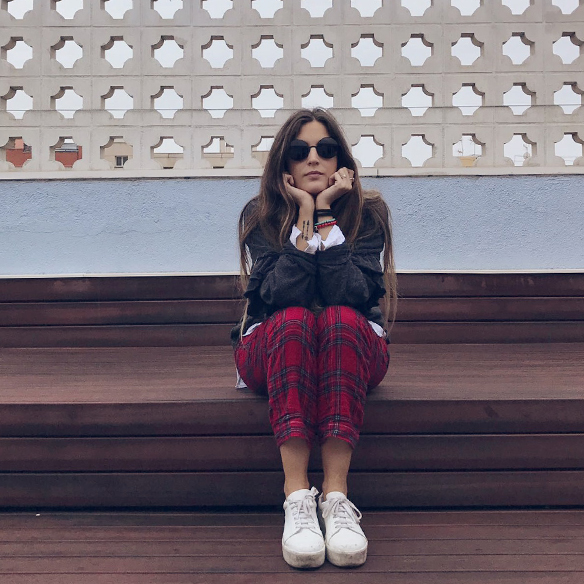 15-colgadas-de-una-percha-anna-duarte-red-plaid-flannel-cropped-trousers-pantalones-plaid-franela-rojos-camisa-shirt-jersey-volantes-frilled-jumper-bambas-trainers-5
