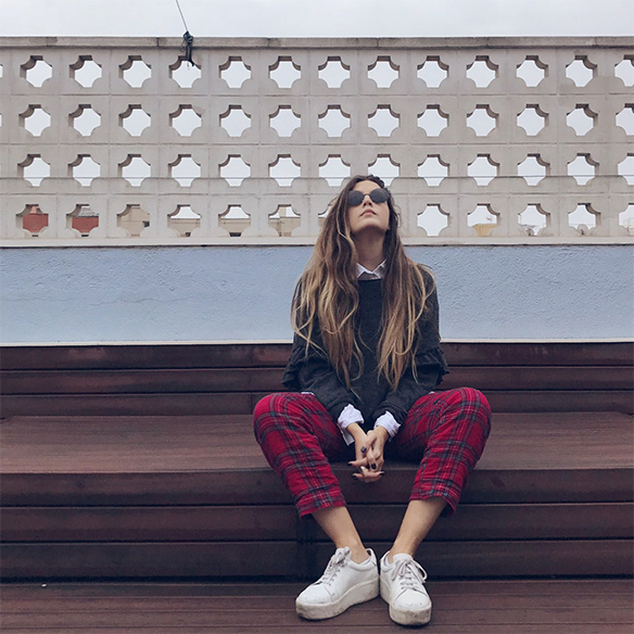 15-colgadas-de-una-percha-anna-duarte-red-plaid-flannel-cropped-trousers-pantalones-plaid-franela-rojos-camisa-shirt-jersey-volantes-frilled-jumper-bambas-trainers-6