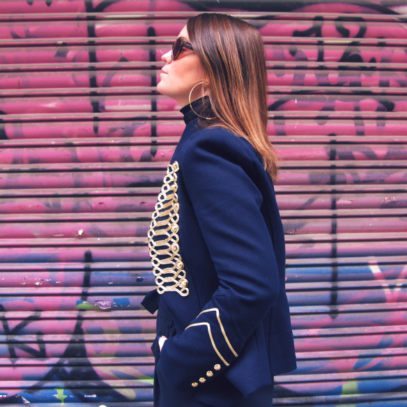 15-colgadas-de-una-percha-carla-kissler-chaqueta-militar-sgt-peppers-military-jacket-culottes-cuello-alto-turtleneck-azul-marino-dorado-gold-dark-blue-animal-print-leopard-leopardo-1