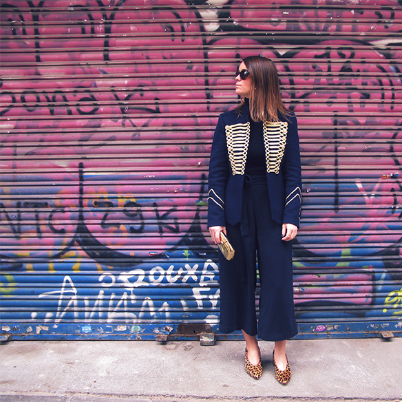 15-colgadas-de-una-percha-carla-kissler-chaqueta-militar-sgt-peppers-military-jacket-culottes-cuello-alto-turtleneck-azul-marino-dorado-gold-dark-blue-animal-print-leopard-leopardo-2