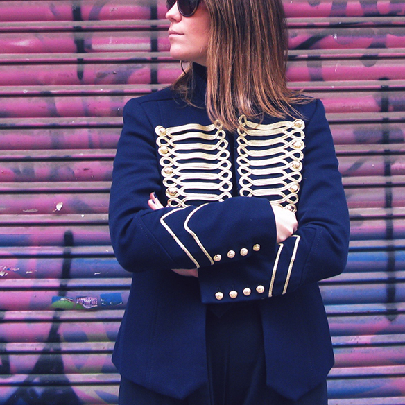 15-colgadas-de-una-percha-carla-kissler-chaqueta-militar-sgt-peppers-military-jacket-culottes-cuello-alto-turtleneck-azul-marino-dorado-gold-dark-blue-animal-print-leopard-leopardo-3