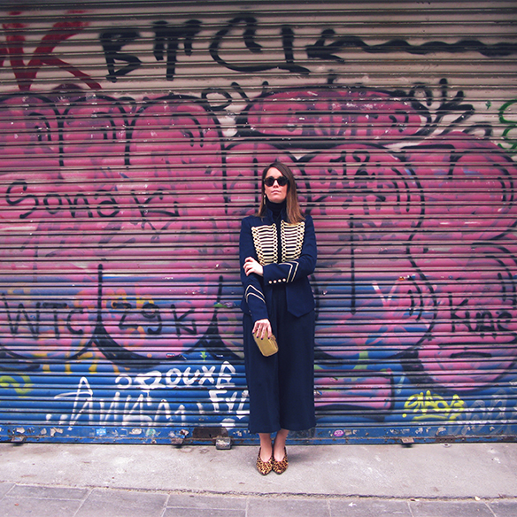 15-colgadas-de-una-percha-carla-kissler-chaqueta-militar-sgt-peppers-military-jacket-culottes-cuello-alto-turtleneck-azul-marino-dorado-gold-dark-blue-animal-print-leopard-leopardo-4