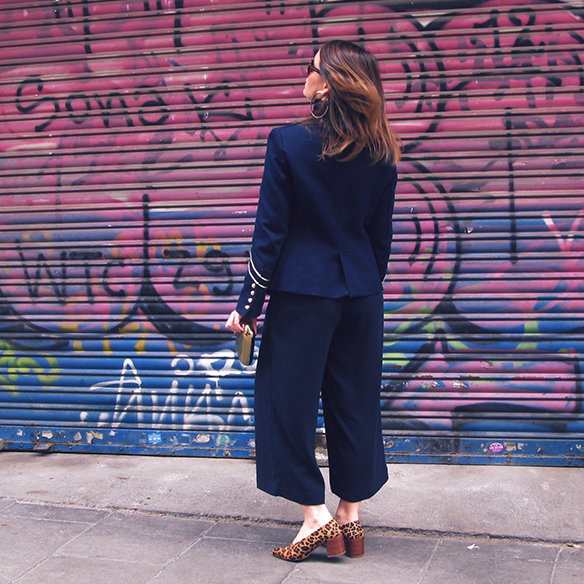 15-colgadas-de-una-percha-carla-kissler-chaqueta-militar-sgt-peppers-military-jacket-culottes-cuello-alto-turtleneck-azul-marino-dorado-gold-dark-blue-animal-print-leopard-leopardo-5