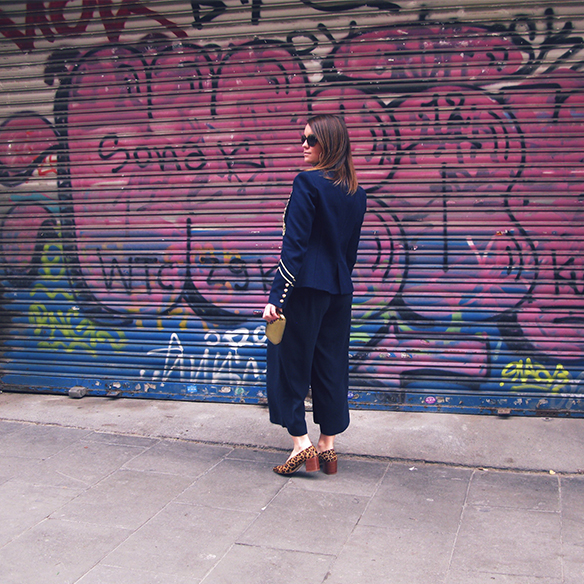 15-colgadas-de-una-percha-carla-kissler-chaqueta-militar-sgt-peppers-military-jacket-culottes-cuello-alto-turtleneck-azul-marino-dorado-gold-dark-blue-animal-print-leopard-leopardo-8