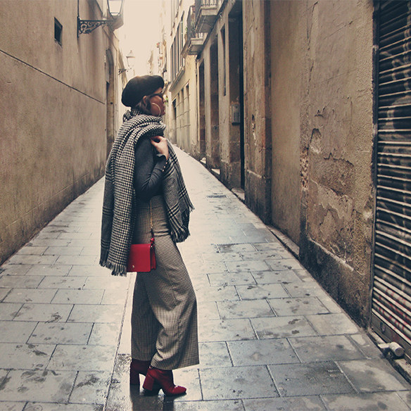 15-colgadas-de-una-percha-carla-kissler-pantalones-pata-de-gallo-houndstooth-pants-burgundy-booties-botines-burdeos-boina-beret-cuello-alto-turtleneck-1