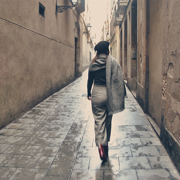 15-colgadas-de-una-percha-carla-kissler-pantalones-pata-de-gallo-houndstooth-pants-burgundy-booties-botines-burdeos-boina-beret-cuello-alto-turtleneck-10