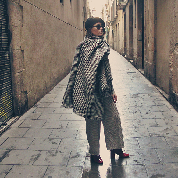 15-colgadas-de-una-percha-carla-kissler-pantalones-pata-de-gallo-houndstooth-pants-burgundy-booties-botines-burdeos-boina-beret-cuello-alto-turtleneck-2