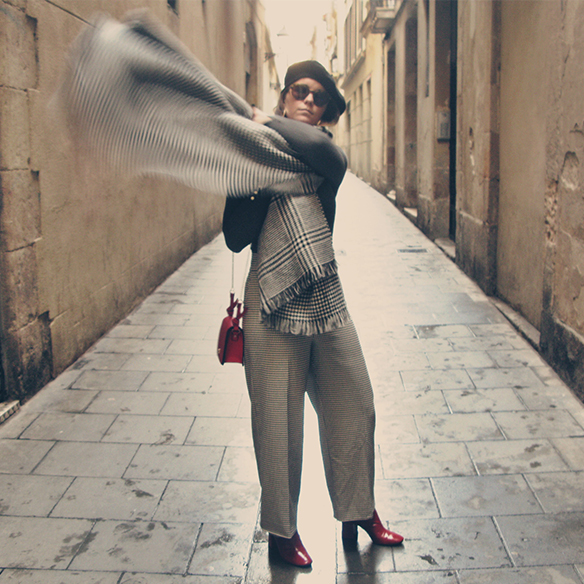 15-colgadas-de-una-percha-carla-kissler-pantalones-pata-de-gallo-houndstooth-pants-burgundy-booties-botines-burdeos-boina-beret-cuello-alto-turtleneck-4