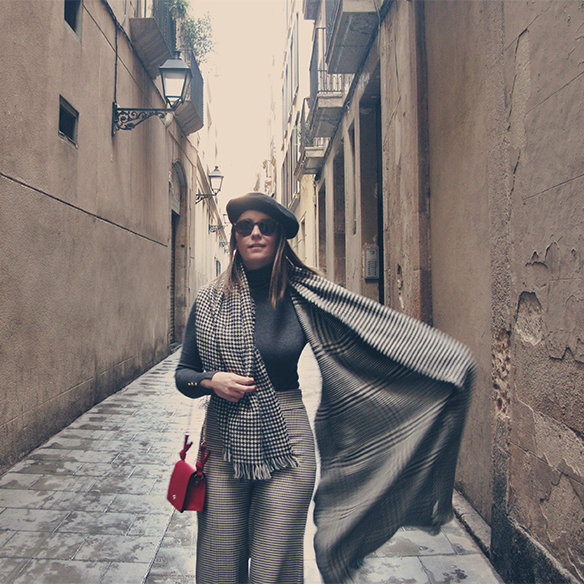 15-colgadas-de-una-percha-carla-kissler-pantalones-pata-de-gallo-houndstooth-pants-burgundy-booties-botines-burdeos-boina-beret-cuello-alto-turtleneck-6