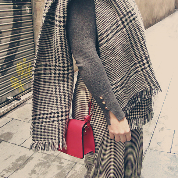 15-colgadas-de-una-percha-carla-kissler-pantalones-pata-de-gallo-houndstooth-pants-burgundy-booties-botines-burdeos-boina-beret-cuello-alto-turtleneck-7