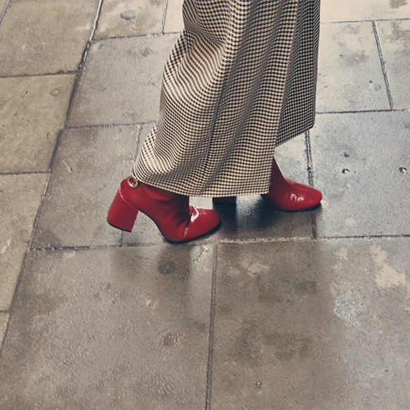 15-colgadas-de-una-percha-carla-kissler-pantalones-pata-de-gallo-houndstooth-pants-burgundy-booties-botines-burdeos-boina-beret-cuello-alto-turtleneck-8