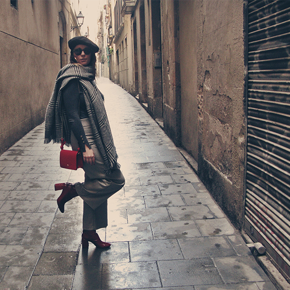 15-colgadas-de-una-percha-carla-kissler-pantalones-pata-de-gallo-houndstooth-pants-burgundy-booties-botines-burdeos-boina-beret-cuello-alto-turtleneck-9