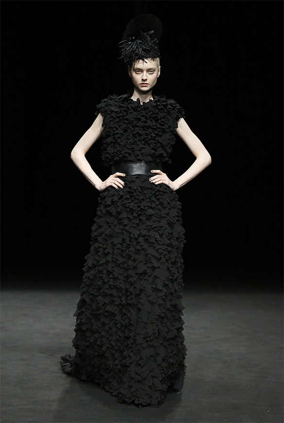 15-colgadas-de-una-percha-las-sorpresas-de-la-080-bcn-fashion-moda-barcelona-desfile-antonio-miro-10