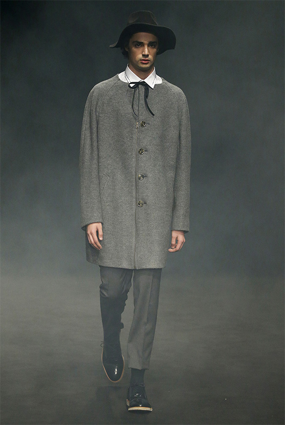 15-colgadas-de-una-percha-las-sorpresas-de-la-080-bcn-fashion-moda-barcelona-desfile-antonio-miro-2