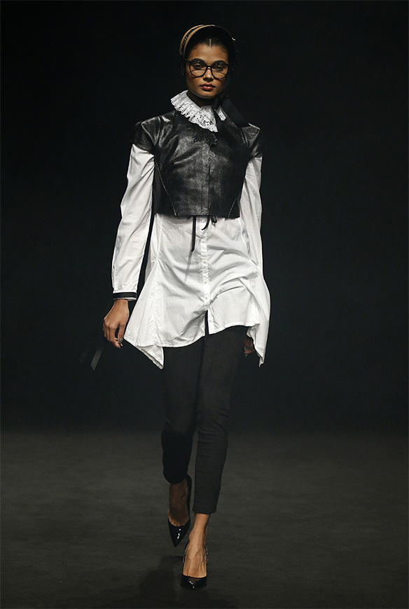 15-colgadas-de-una-percha-las-sorpresas-de-la-080-bcn-fashion-moda-barcelona-desfile-antonio-miro-3