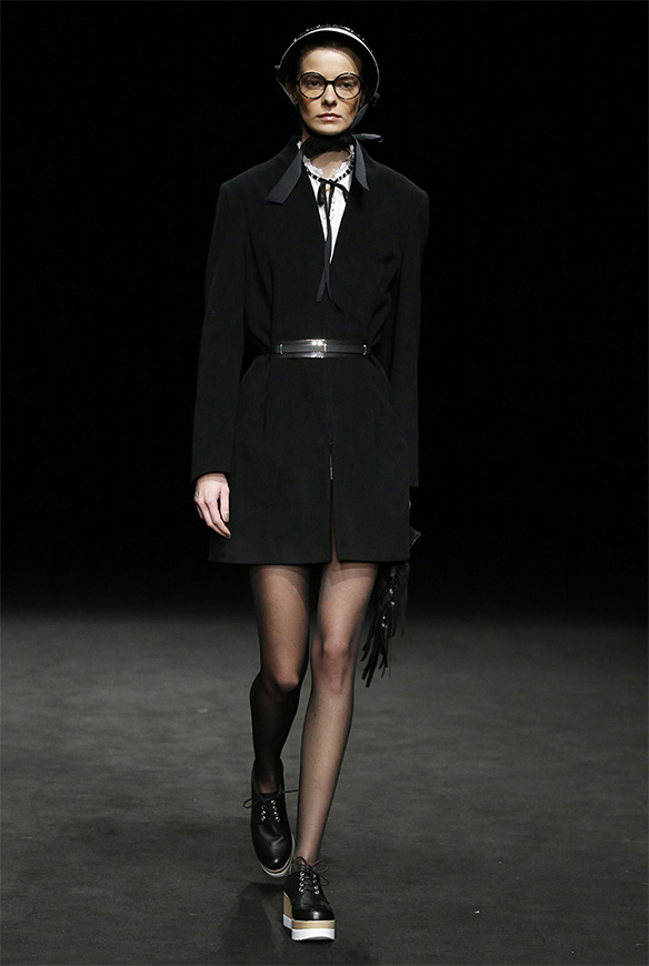 15-colgadas-de-una-percha-las-sorpresas-de-la-080-bcn-fashion-moda-barcelona-desfile-antonio-miro-4